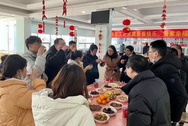 大年夜，新倉鎮黨委書記與留平職工共迎新春佳節