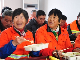 為新倉奮戰一線的環衛職工送溫暖